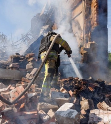 На Донеччині з-під завалів будинків після авіаудару РФ деблокували тіла трьох загиблих