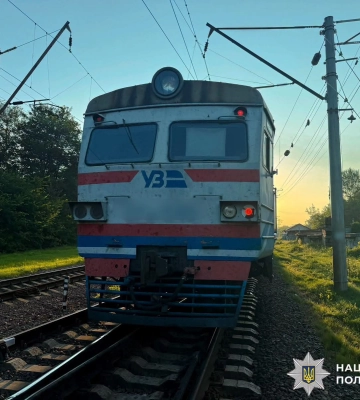 У Вишневому електричка на смерть збила необачну людину, - поліція