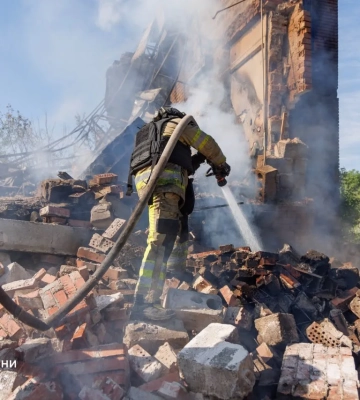 На Донеччині з-під завалів будинків після авіаудару РФ деблокували тіла трьох загиблих