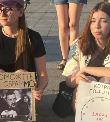 «Стояли, стоим и будем стоять!» Люди по всей стране 12-й день подряд вышли на протесты против отставки Федорова