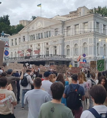 Кількасот людей у понеділок знову протестували в Києві проти звільнення Федорова з поста міністра оборони