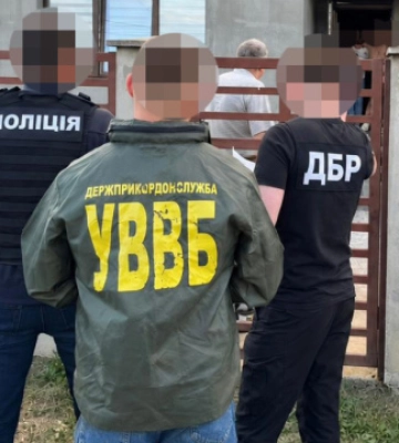 На Закарпатті викрили правоохоронця, який організовував незаконне переправлення чоловіків за кордон