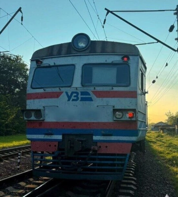 Перетинав колії у недозволеному місці: у Вишневому потяг на смерть збив чоловіка
