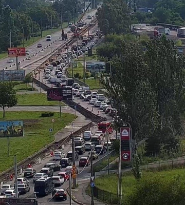 Рух майже паралізований: на у Дніпрі на набережній водії втрачають час у заторах