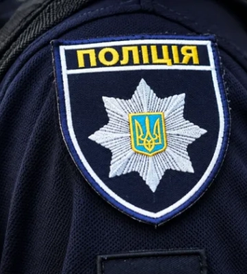 В Черновицкой области вооруженный мужчина ранил двух полицейских и скрылся в лесу: продолжается спецоперация