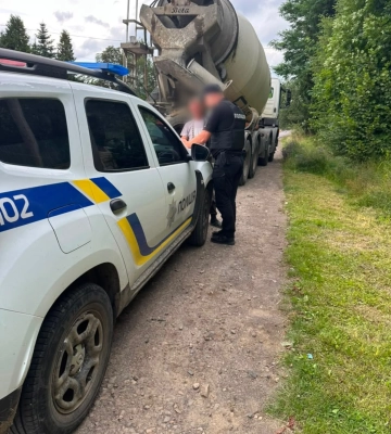 На Закарпатті притягнули до відповідальності порушника, який забруднював територію поблизу озера Синевир