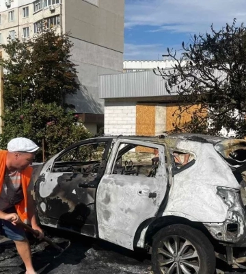 Удар FPV по авто в Харькове: на месте работают коммунальщики