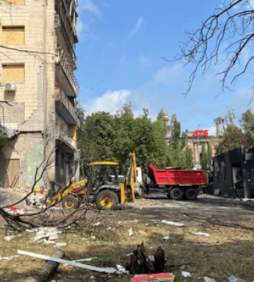 Другий день розбору завалів на Солом'янці: військовий виніс поранених сусідів після обстрілу РФ