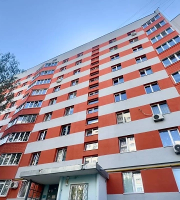 Красят и утепляют фасад: как восстанавливают дом на Леся Сердюка в Харькове