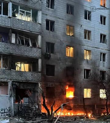 Враг нанес удар беспилотником по жилому сектору Сум: повреждена многоэтажка, двое пострадавших