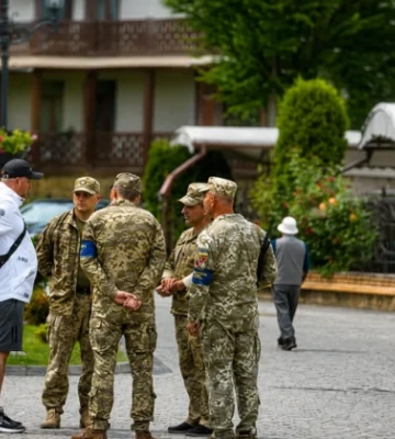 У Дніпрі чоловік із ножем напав на військового ТЦК, заявивши, що рятував сина від мобілізації: вирок суду