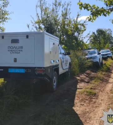 В Черновицкой области мужчина ранил правоохранителей выстрелами из ружья и скрылся в лесу