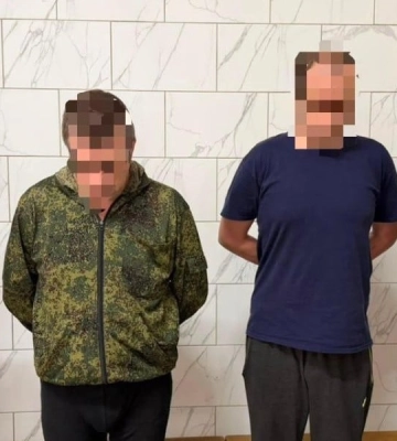 Повідомлено про підозру двом полоненим рашистам, які 36 діб утримували в погребі цивільного, котрий шукав їжу для хворої матері (, )