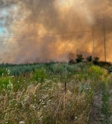 На Київщині вже другу добу гасять масштабну пожежу на сміттєзвалищі