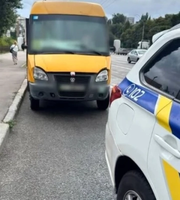 Під "дощем" у салоні: патрульні розшукали водія несправної маршрутки у Києві