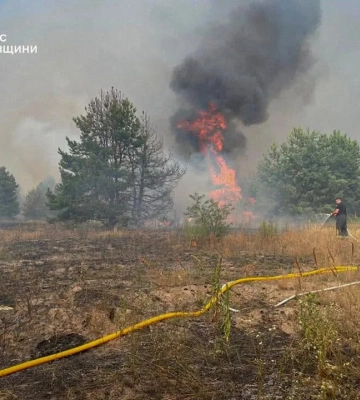 На Київщині вже другу добу гасять масштабну пожежу на сміттєзвалищі