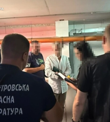 У Дніпрі чоловіка підозрюють у вимаганні 23 тисяч доларів за «списання» з військового обліку