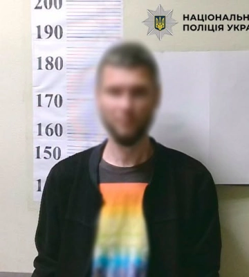 Київські поліцейські затримали зловмисника, який на Троєщині обікрав автомобіль