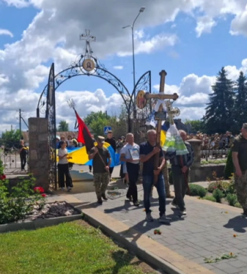 На колінах і з квітами: на Волині попрощалися з Героєм Олександром Квачем