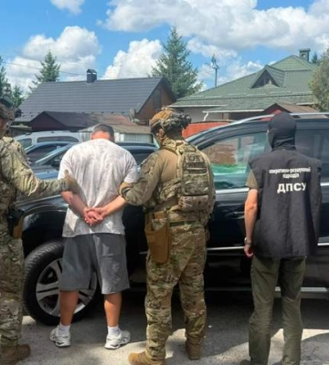 Виїзд з України за 5 тисяч доларів: на Буковині прикордонники затримали порушника закону