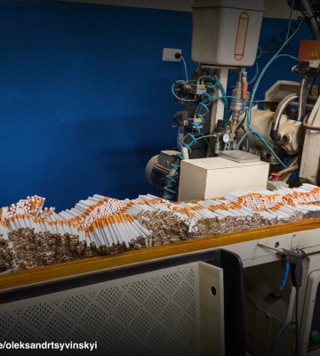 Понад 130 тисяч пачок сигарет щодня: БЕБ ліквідувало роботу двох нелегальних тютюнових фабрик