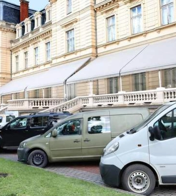 Британські волонтери пригнали для ЗСУ Nissan, Ford, Mitsubishi та інші автомобілі