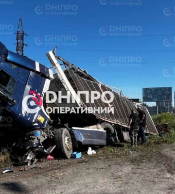 Під Дніпром вантажівка DAF провалилася у канал: кадри з місця події