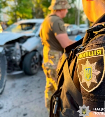 В Одесі на ходу вибухнув автомобіль: водій загинув, пасажирка у лікарні