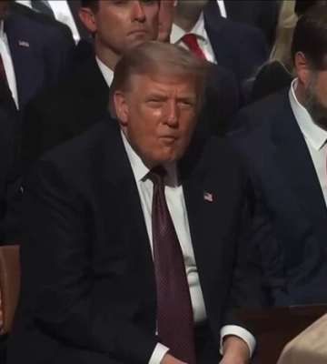 Трамп ласував цукерками на похороні сенатора Ліндсі Грема (відео)