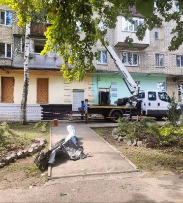 Комунальники ліквідовують наслідки удару РФ по Новобаварському району