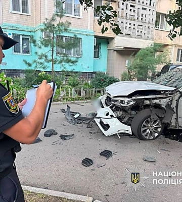 В Одесі у дворі багатоповерхівки вибухнув кросовер, легкі травми отримав офіцер ВМС