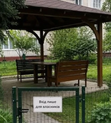 «Вхід лише для власників»: альтанка під замком у київському дворі збурила мережу