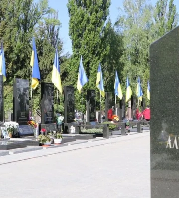 На Київщині поліція перевіряє дівчат, які танцювали під російську музику на Алеї Слави