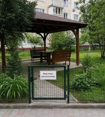 У Києві спалахнула суперечка через альтанку, яку мешканці обнесли парканом