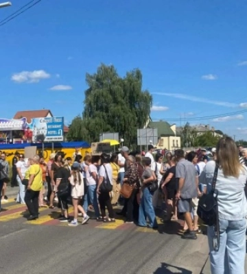 Жителі Рави-Руської перекрили дорогу до кордону через спиртзавод