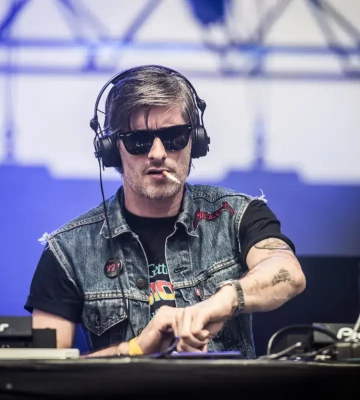 Умер Kavinsky, чья композиция Nightcall стала символом фильма «Драйв»