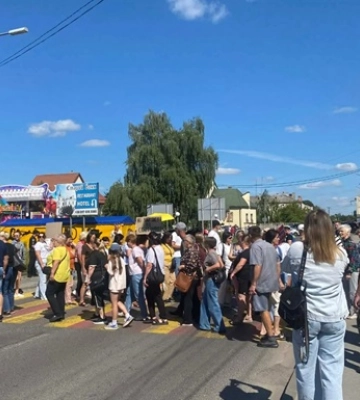 Во Львовской области люди заблокировали трассу из-за спиртзавода