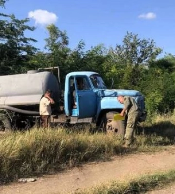 Чоловік забруднив землю нечистотами