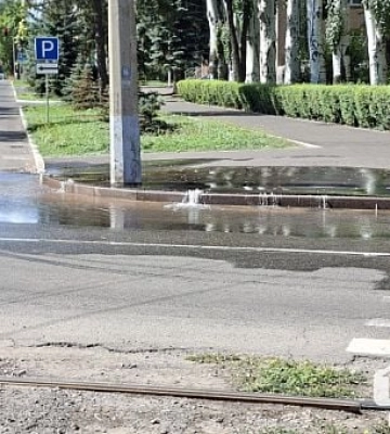 Перехожі рятуються від спеки: у Кривому Розі з-під бордюру б`ють фонтани води