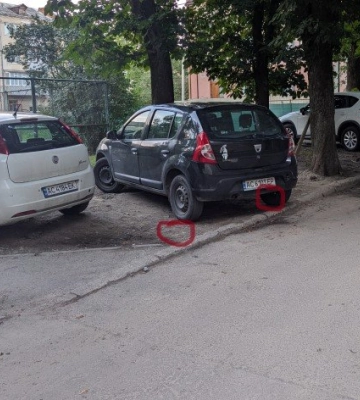 Паркуються на зеленій зоні: в центрі Луцька просять встановити обмежувачі для авто