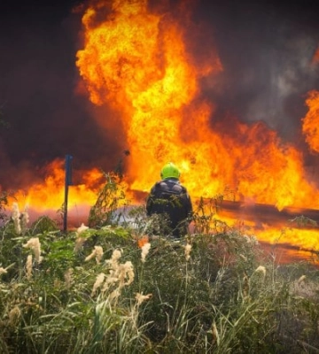 Унаслідок російського обстрілу в Одесі спалахнули пожежі на території підприємства