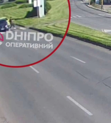 У Дніпрі на Набережній Заводській пішохід двічі ледь не потрапив під авто: відео моменту