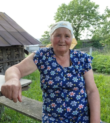 «Не можу сидіти без діла»: у 76 років волинянка сама косить траву, вирощує розсаду й ходить до лісу