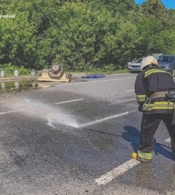 Фото: на Вінниччині дорогу після ДТП залило медом