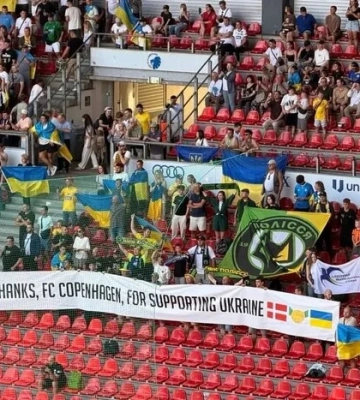Вболівальники «Полісся» вивісили банер із подякою «Копенгагену» за підтримку України