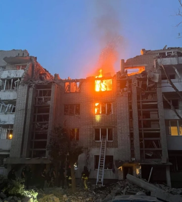 Во Львове после ракетной атаки горят жилые дома, под завалами могут быть люди