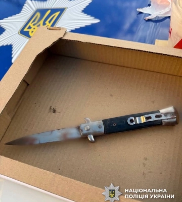 У Києві повідомлено про підозру юнаку, який кинувся з ножем на трьох людей
