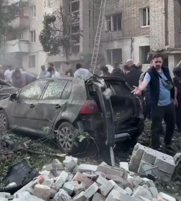 Под завалами дома во Львове остаются люди, жители помогают спасателям - Садовый