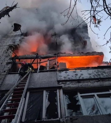 Наслідки ракетного обстрілу Львова: горять дві багатоповерхівки, пʼятеро людей постраждало, - ФОТО