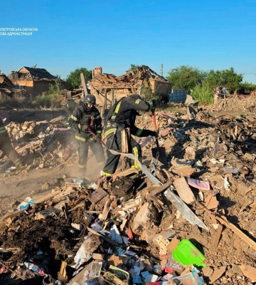 Дорослі і діти під завалами: смертельний удар по будинках на Дніпропетровщині
